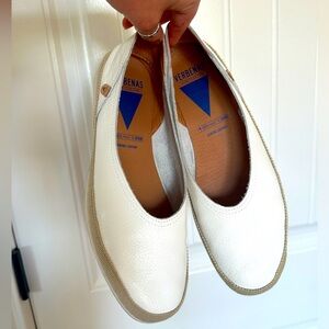 Verbenas Ballerina flats in “Nuria Núcleo Blanco”